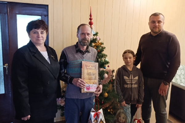 Тепло, внимание и подарки от КСУП «Совбел 2016» — детям из приёмной семьи!